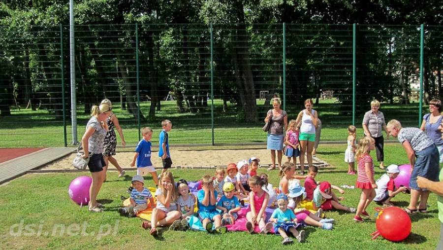 Dzieci bawią się w Parku Chopina. Fot Mateusz Owedyk