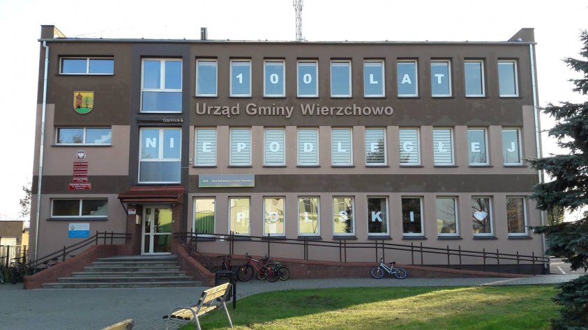 7 listopada - Uczniowie Szkoły Podstawowej w Wierzchowie udekorowali budynek Urzędu Gminy