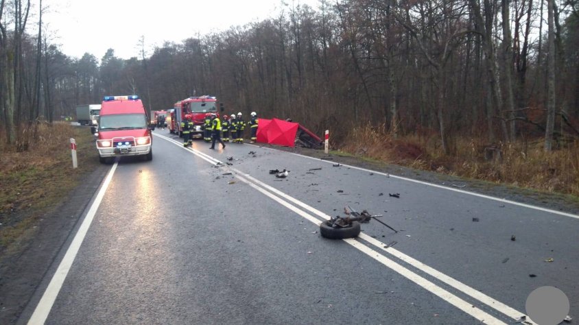 Tragiczny wypadek na drodze krajowej nr 10. Nie żyje kierowca Peugeota