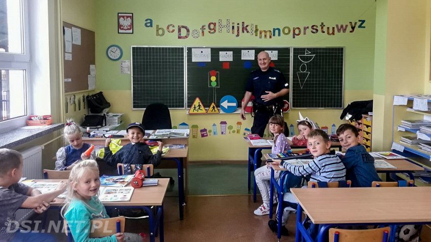 Dzielnicowy Marek Biernacki z wizytą u dzieci w szkołach na terenie byłej gminy Ostrowice