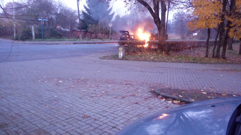 Płonie samochód w Kaliszu Pomorskim. Zdjęcia i video