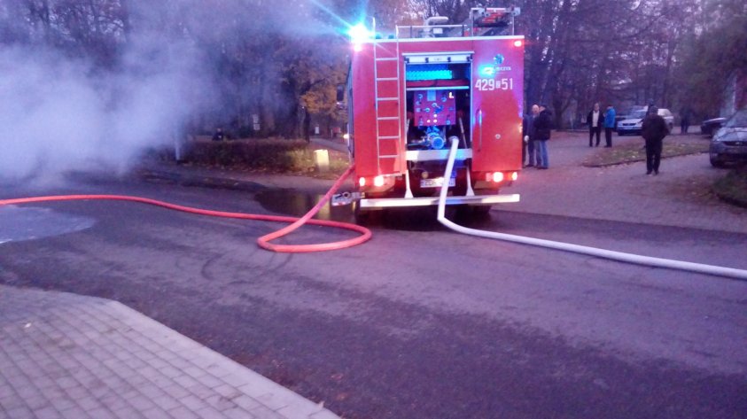Płonie samochód w Kaliszu Pomorskim. Zdjęcia i video