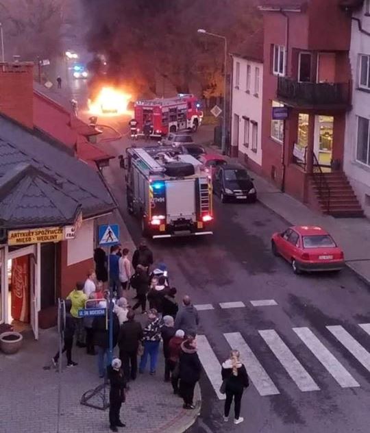 Płonie samochód w Kaliszu Pomorskim.