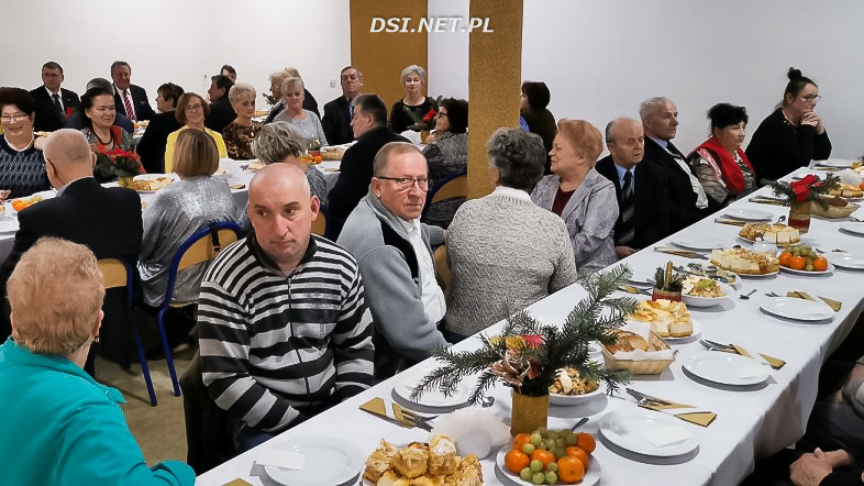 Członkowie stowarzyszenia seniorów w Drawsku spotkali się przy wspólnym stole