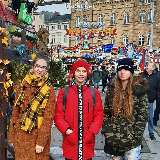 Licealiści na jarmarku bożonarodzeniowym w Stralsundzie