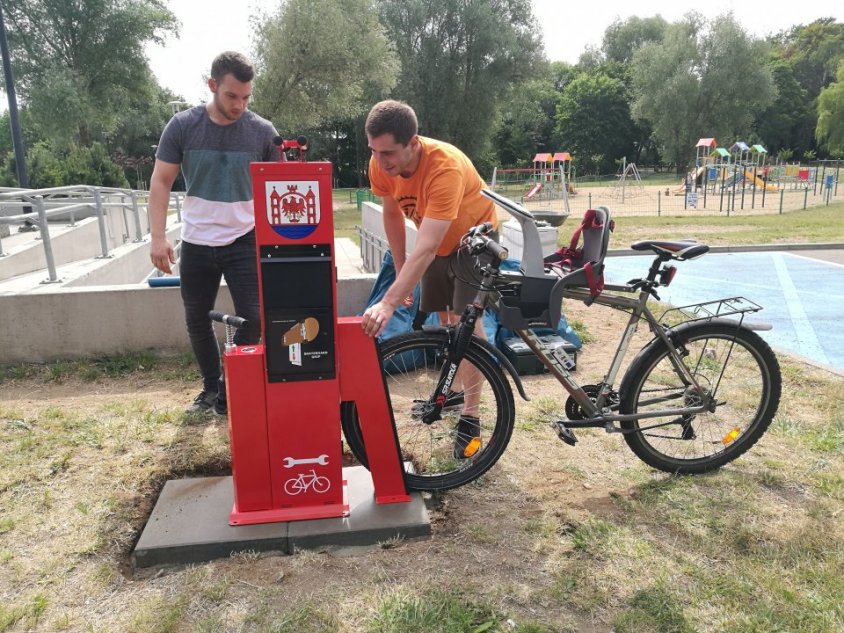 Dwie samoobsługowe stacje naprawy rowerów w Drawsku już dostępne. Podajemy lokalizacje
