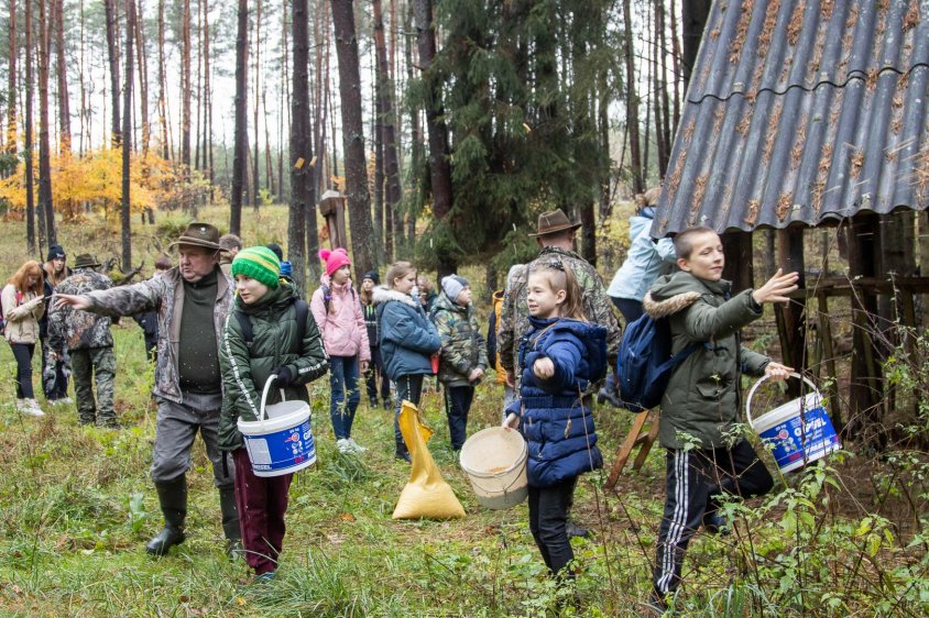 Koło Łowieckie Żbik-Budowo zaprosiło uczniów ze złocienieckiej podstawówki do lasu