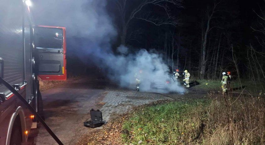 Pożar samochodu na trasie Dołgie - Przytoń