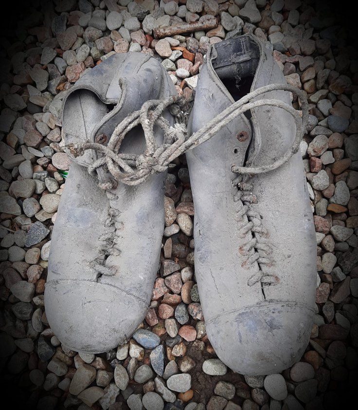 Niezwykłe buty piłkarskie uratowane. W 1958 roku grał w nich piłkarz z Drawy