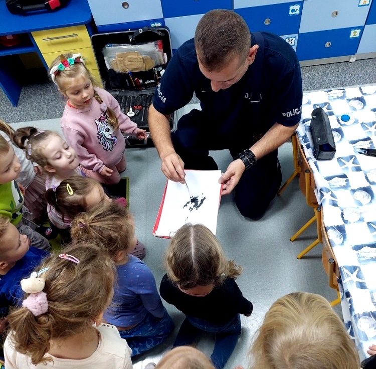  Dzieci wcieliły się rolę policyjnego technika i dowiedziały się jak wygląda praca policjanta