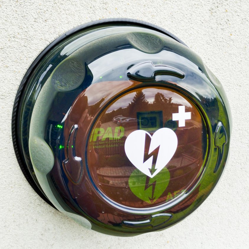 To urządzenie AED może uratować życie mieszkańców Świerczyny. Jest jeszcze drugie w pojeździe terenowym