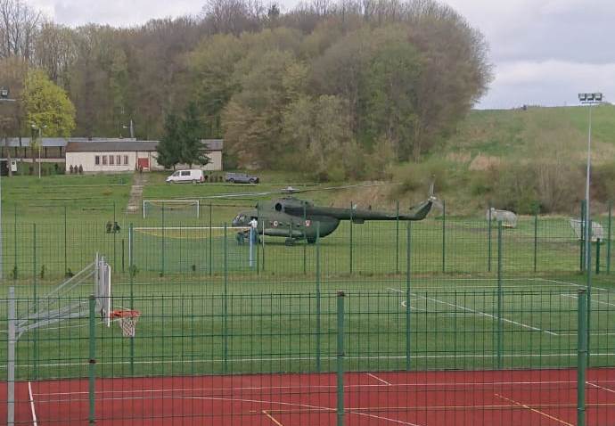 Lądowanie wojskowego śmigłowca w Ostrowicach