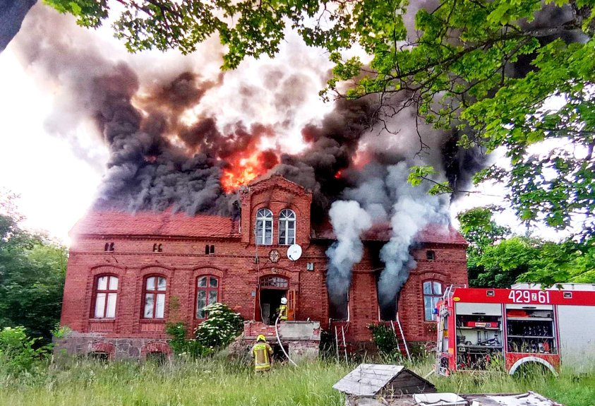 Płonie budynek w Szczycienku. Służby próbują ocalić budynek