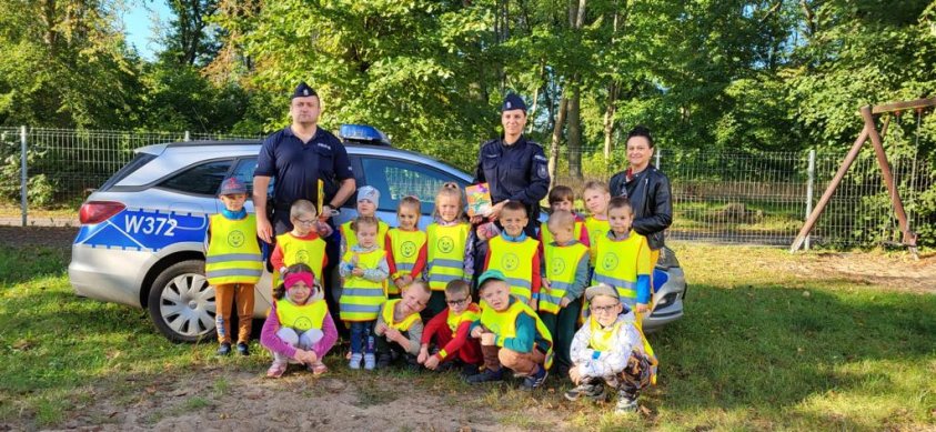 Dzielnicowi z Komisariatu Policji w Czaplinku spotkali się z dziećmi w Broczynie