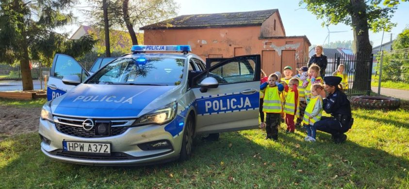 Dzielnicowi z Komisariatu Policji w Czaplinku spotkali się z dziećmi w Broczynie