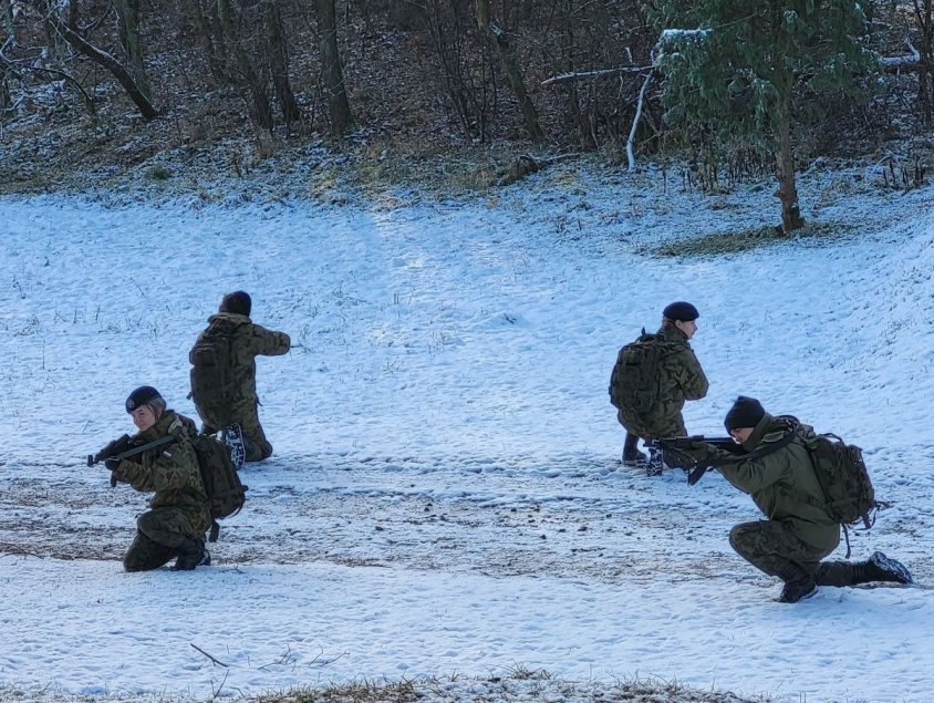 Uczniowie z Kalisza Pomorskiego w śniegu ćwiczą na drawskim poligonie