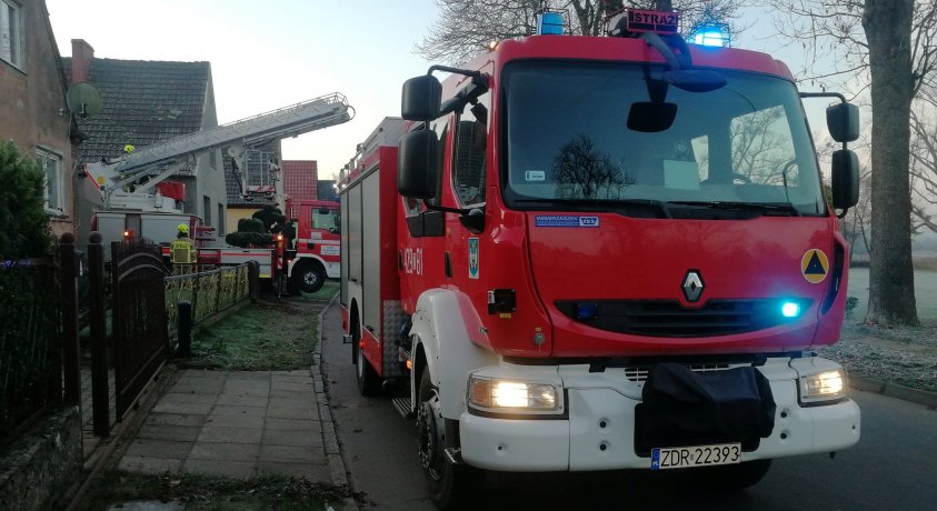 Pożar w Miłkowie. Strażacy stosują do gaszenia lancę gaśniczą