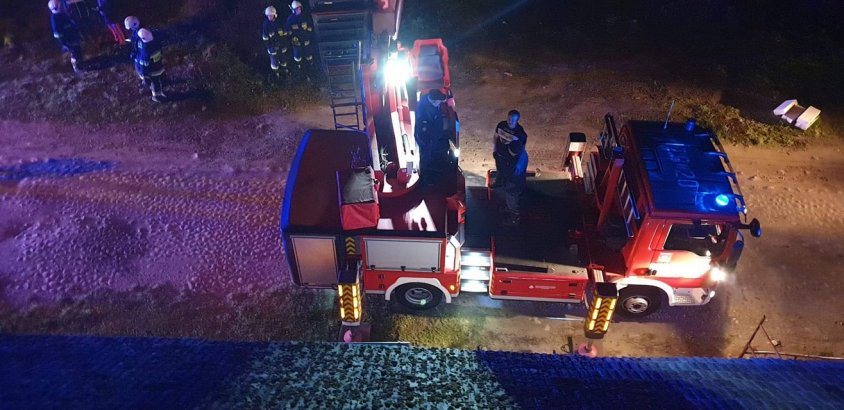 Pożar w Miłkowie. Strażacy stosują do gaszenia lancę gaśniczą