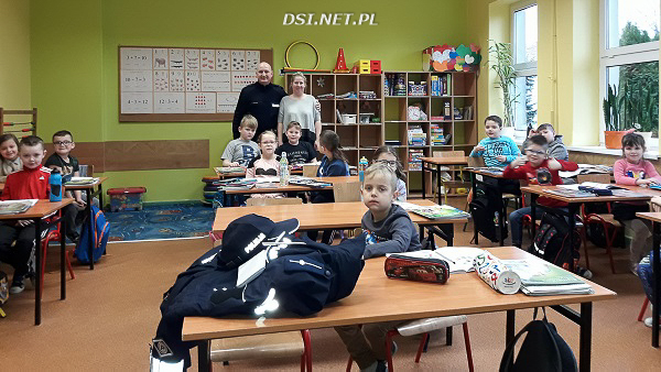 Dzielnicowy z posterunku policji w Ostrowicach ostrzega o zagrożeniach w sieci