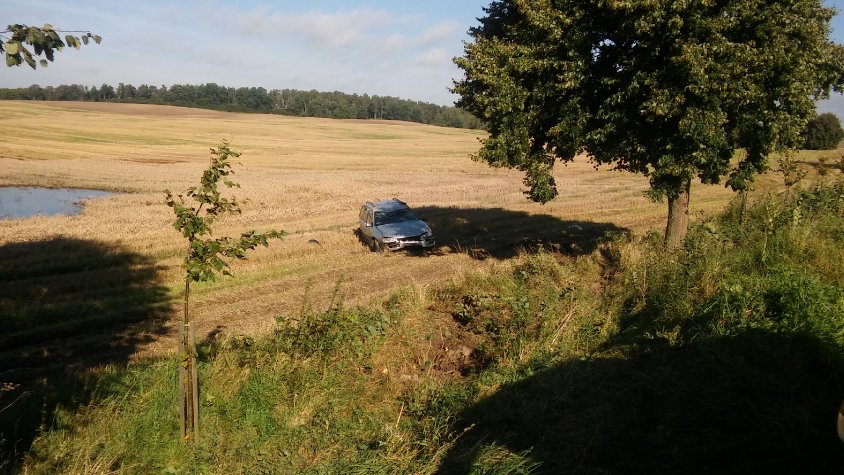 Na trasie Gudowo - Drawsko samochód wypadł z drogi