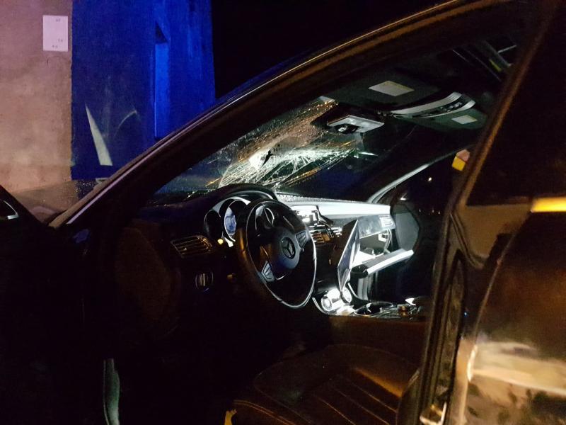 Kierowca Mercedesa wypadł z drogi i uderzył w dom