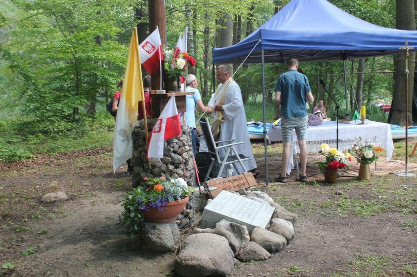 W zatoce Henrykowskiej poświęcono krzyż upamiętniający 100. rocznicę urodzin Karola Wojtyły