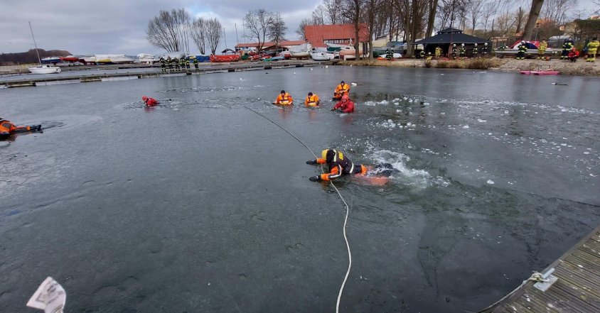 Jak się ratuje ludzi na lodzie. Manewry na zamarzniętym jeziorze Drawsko