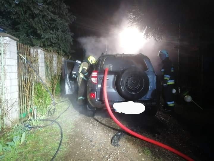 Strażacy ratowali płonący samochód