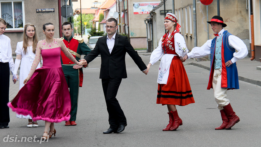 Drawszczanie w rocznicę ustanowienia Konstytucji 3 Maja zatańczyli poloneza_13