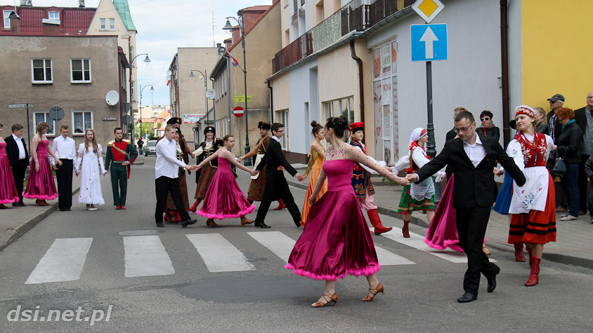 Drawszczanie w rocznicę ustanowienia Konstytucji 3 Maja zatańczyli poloneza_15