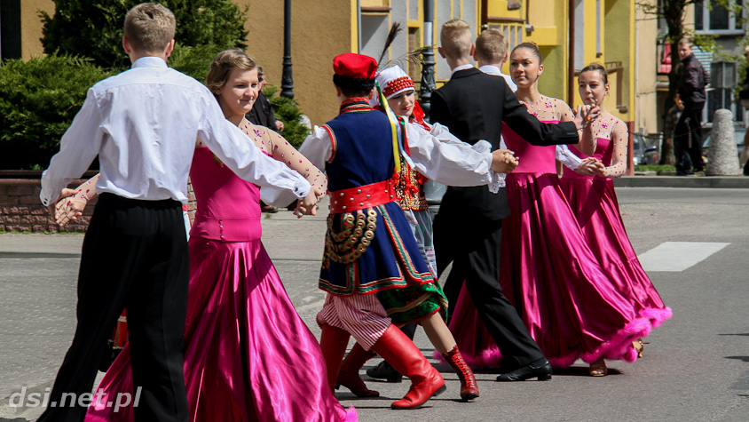Drawszczanie w rocznicę ustanowienia Konstytucji 3 Maja zatańczyli poloneza_20