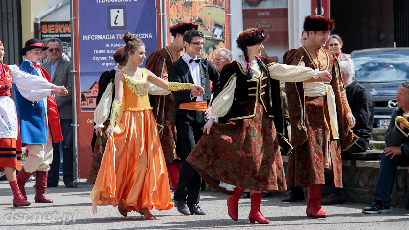 Drawszczanie w rocznicę ustanowienia Konstytucji 3 Maja zatańczyli poloneza_21