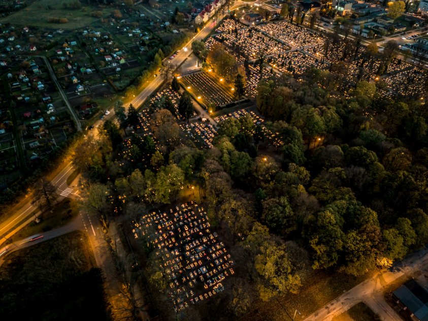 Drawski cmentarz wieczorem widziany kamerą drona