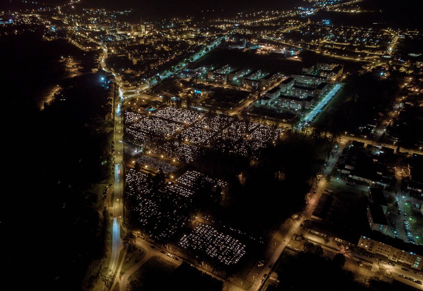 Widok z drona: Błażej prezentuje drawski cmentarz w nocy