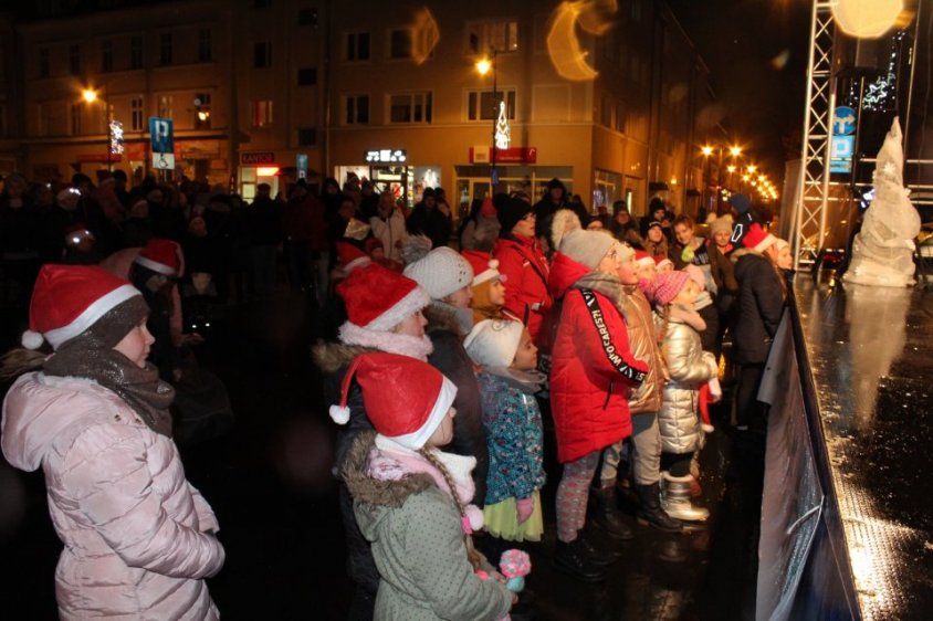 Choinka już w Drawsku rozbłysła, a do dzieci przybył św. Mikołaj