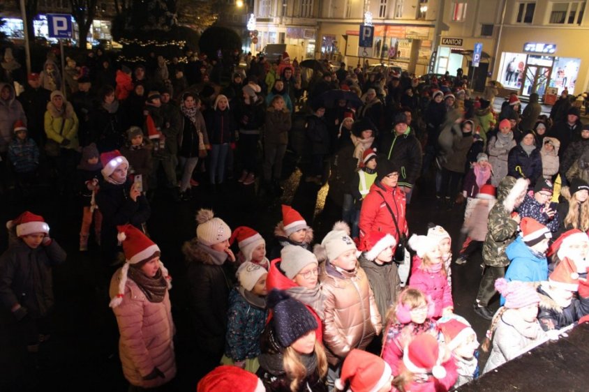 Choinka już w Drawsku rozbłysła, a do dzieci przybył św. Mikołaj