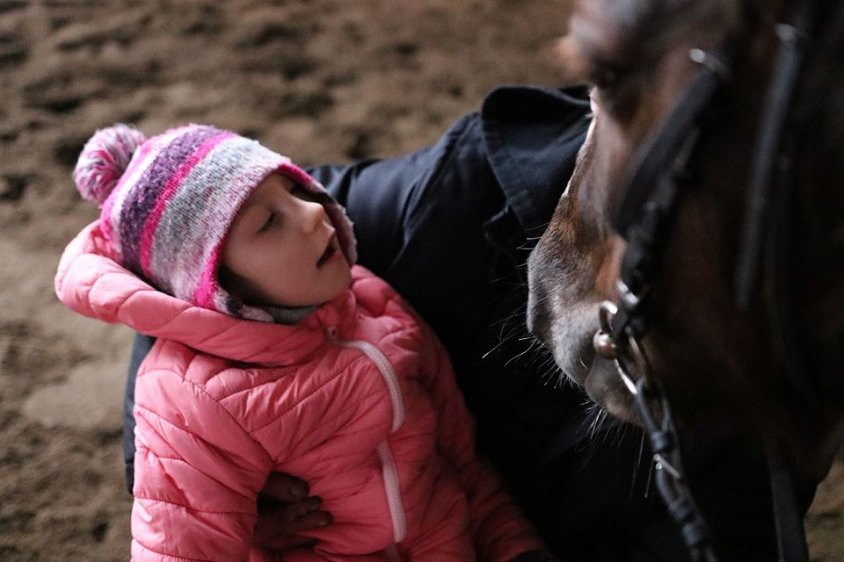 Piękne zdjęcia podczas zajęć dzieci z końmi