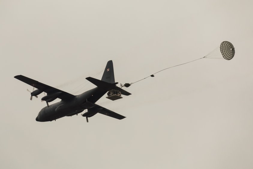 Dzisiaj 6 Brygada Powietrznodesantowa wykonała desant lotniczy na drawskim poligonie 
