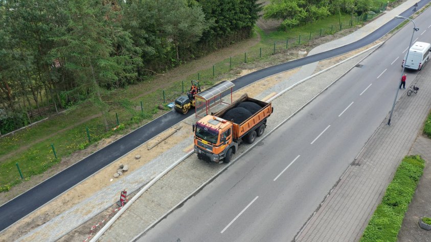 Właśnie kładą asfalt na ścieżce rowerowej w Drawsku
