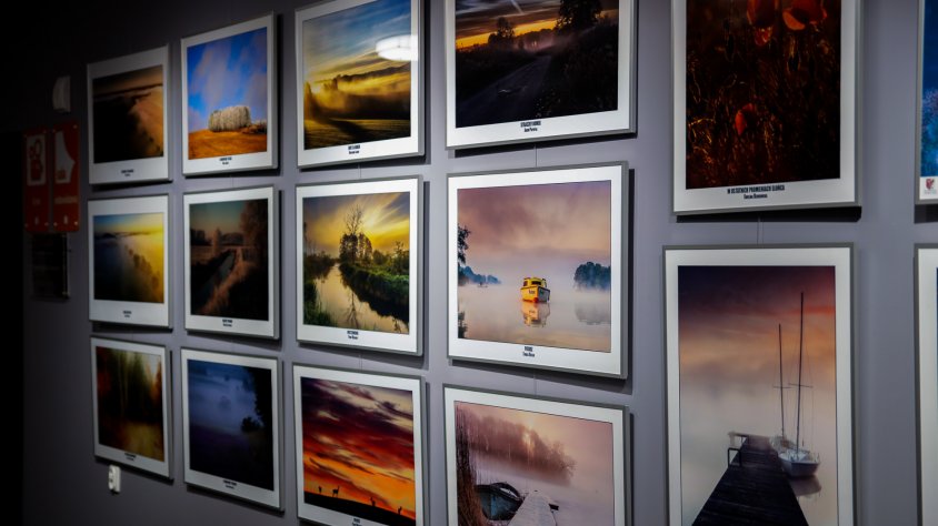 Najpiękniejsze fotografie Pojezierza Drawskiego witają widzów w kinie Mewa