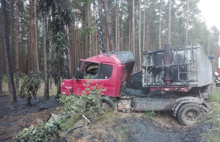 Ciężarówka uderzyła w drzewo 
