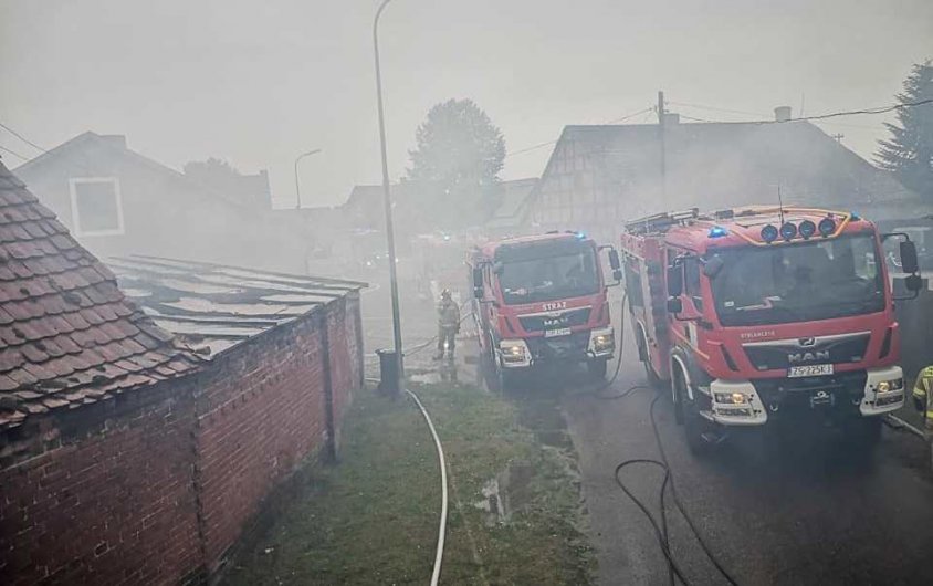 Pożar w Wierzchowie – strażacy relacjonują. Strażacy gratulują mieszkańcom