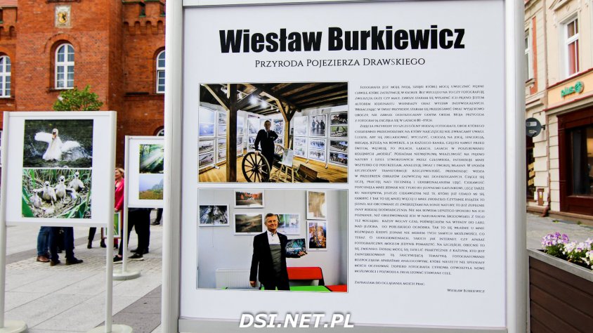 Wystawa Wiesława Burkiewicza przed ratuszem w Szczecinku pokazuje nasze piękne tereny