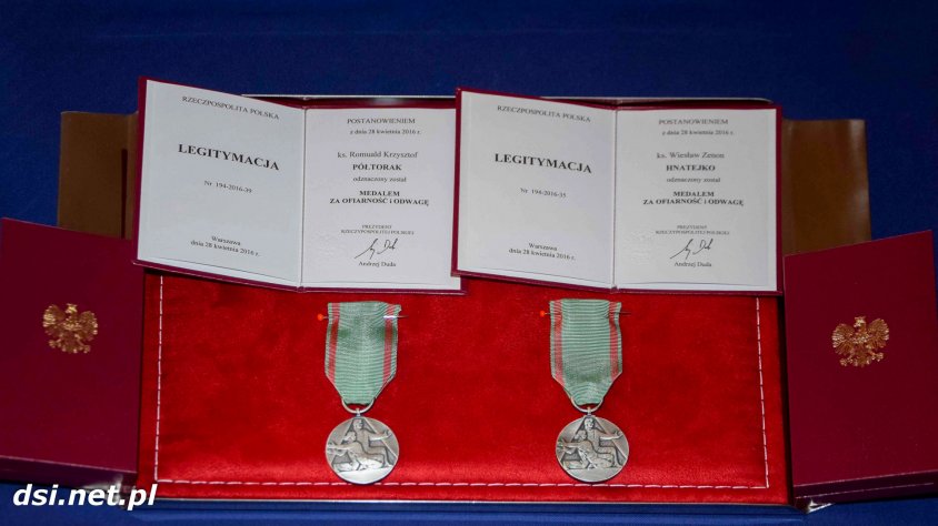 Księża Hnatejko i Półtorak odznaczeni medalami za OFIARNOŚĆ I ODWAGĘ. Kolejne odznaczenia dla strażaków