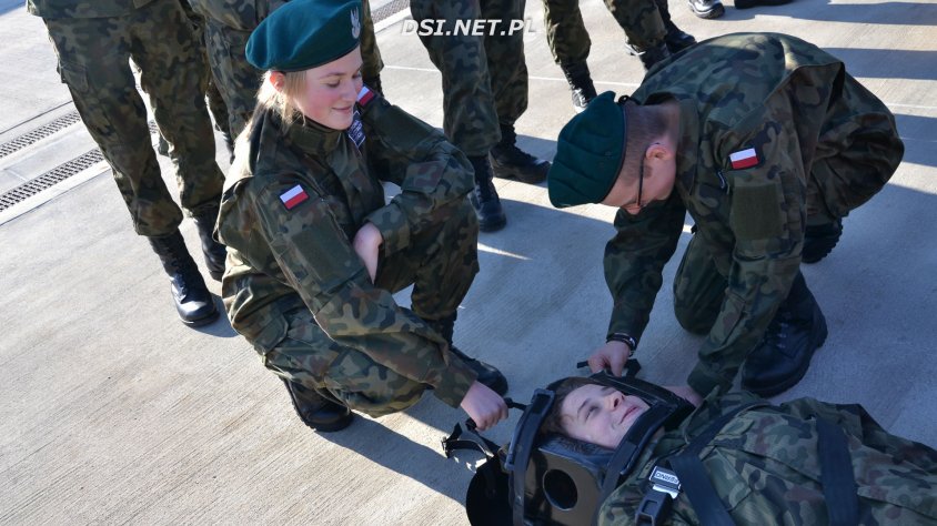 Uczniowie na szkoleniu w Wojsku