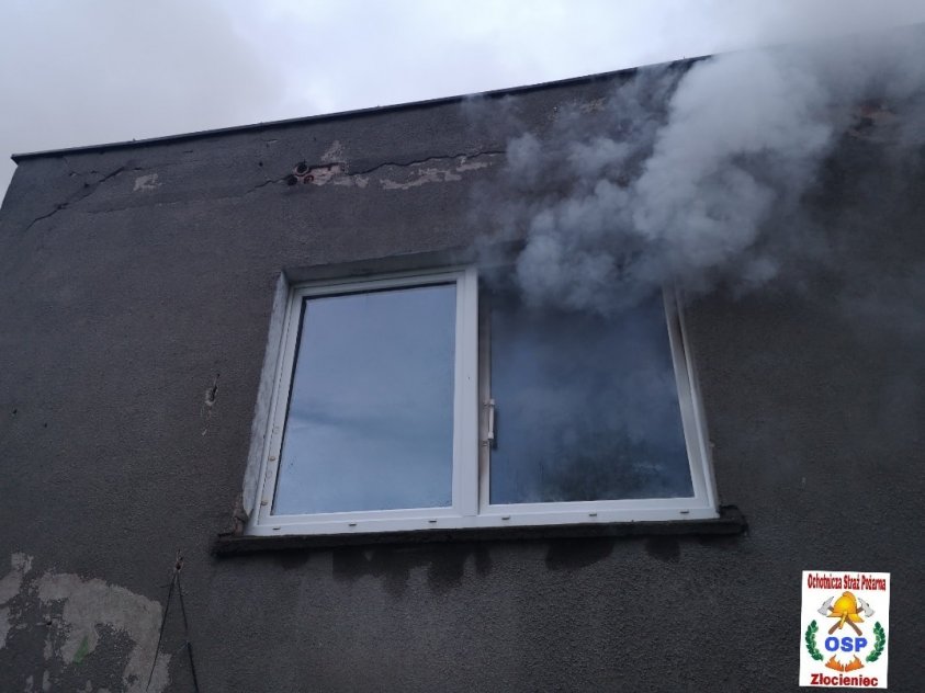 Pożar domu w Złocieńcu. Policjanci bohatersko uratowali kobietę