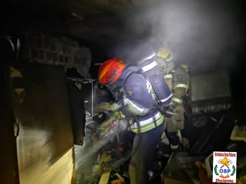 Pożar domu w Złocieńcu. Policjanci bohatersko uratowali kobietę