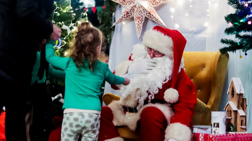 Mikołaj spotkał się z dziećmi w Złocieńcu. To dzięki Fundacji Aniołów Zwierząt Niczyich 