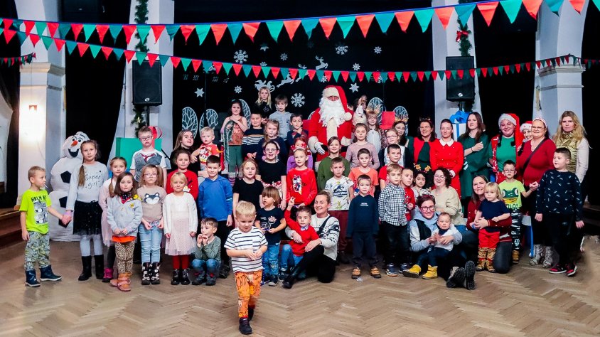 Mikołaj spotkał się z dziećmi w Złocieńcu. To dzięki Fundacji Aniołów Zwierząt Niczyich 