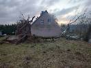 Uszkodzenie budynku przez drzewo w miejscowości Dołgie